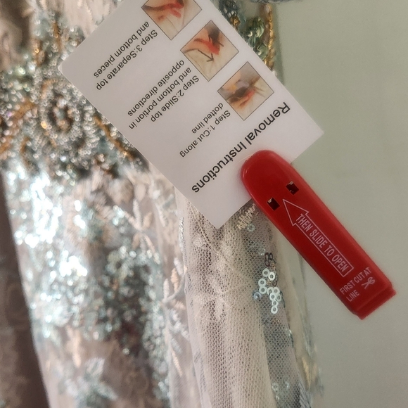 Mac Duggal BELL SLEEVE FLORAL EMBELLISHED GOWN **NOT SAMPLE - Picture 9 of 11